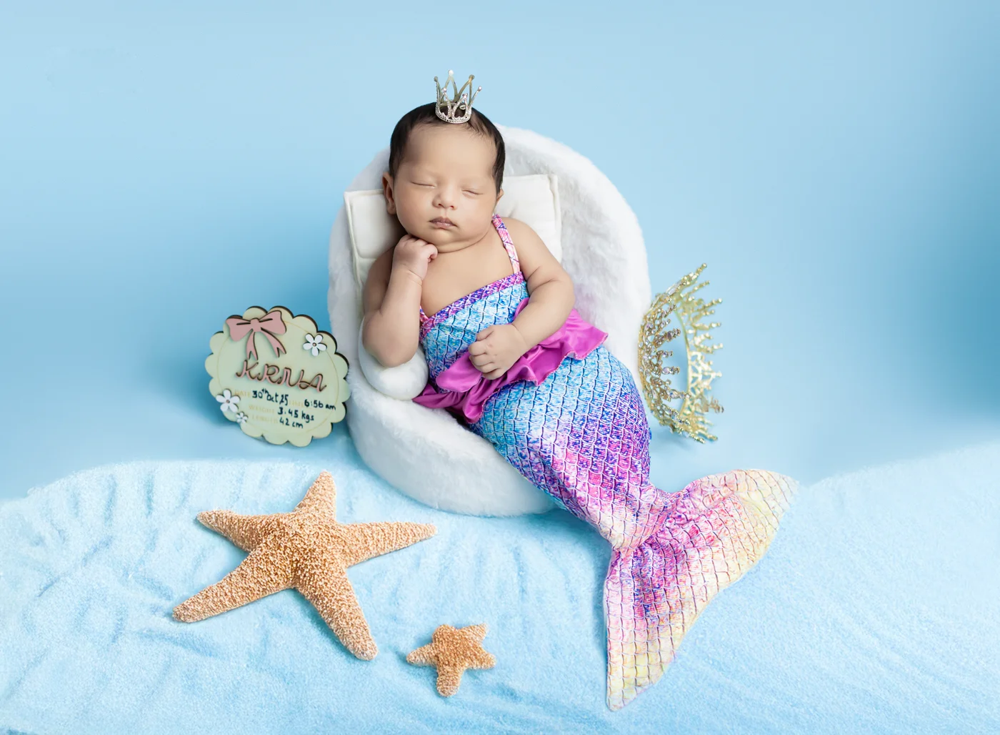 Close-up of tiny newborn baby hands — detail photography by Cute Galleries